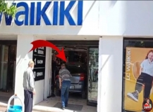 Fren yerine gaza basınca zincir giyim mağazasına daldı