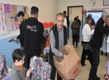 Beşiktaş taraftar grubu öğrencilere hediye dağıttı